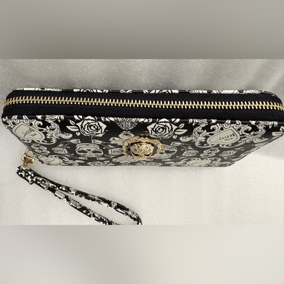 Betsey Johnson NWT Skull Rose Zip-Around Wristlet Wallet Black White - Picture 8 of 13